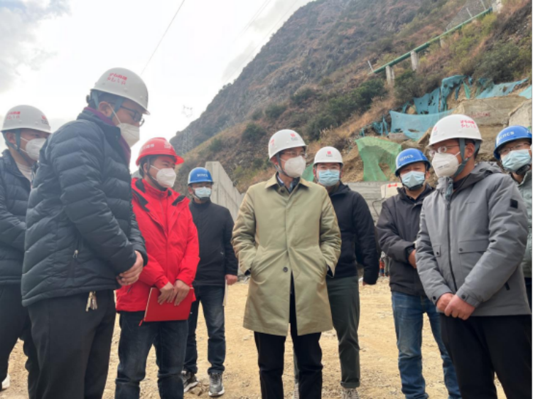 藏高公司党委委员、副总经理，雅康、泸石公司党委书记、董事长袁飞云检查泸石高速质量、安全、进度及环水保工作 1515.png
